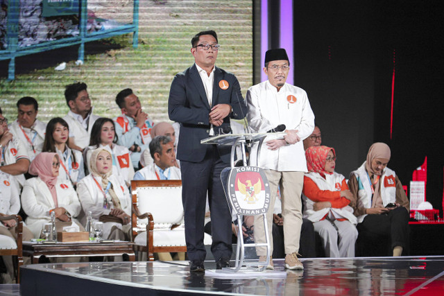 Pasangan Calon Gubernur dan Wakil Gubernur DKI Jakarta nomor urut 1 Ridwan Kamil dan Suswono menyampaikan visi misi saat mengikuti debat ketiga Pilgub Jakarta 2024 di Hotel Sultan, Jakarta, Minggu (17/11/2024). Foto: Iqbal Firdaus/kumparan