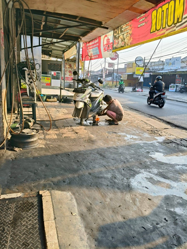 pemilik bengkel service motor pelanggan di pamulang. foto oleh : siti muflikah