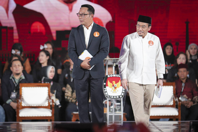 Pasangan Calon Gubernur dan Wakil Gubernur DKI Jakarta nomor urut 1 Ridwan Kamil dan Suswono bersiap saat mengikuti debat ketiga Pilgub Jakarta 2024 di Hotel Sultan, Jakarta, Minggu (17/11/2024). Foto: Iqbal Firdaus/kumparan