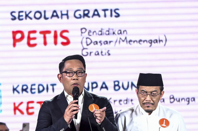 Pasangan Calon Gubernur dan Wakil Gubernur DKI Jakarta nomor urut 1 Ridwan Kamil dan Suswono menyampaikan visi misi saat mengikuti debat ketiga Pilgub Jakarta 2024 di Hotel Sultan, Jakarta, Minggu (17/11/2024). Foto: Rivan Awal Lingga/ANTARA FOTO