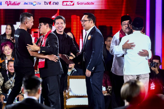 Ketiga pasangan calon Gubernur dan Wakil Gubernur Jakarta berpelukan usai mengikuti debat ketiga Pilgub Jakarta 2024 di Hotel Sultan, Jakarta, Minggu (17/11/2024). Foto: Rivan Awal Lingga/ANTARA FOTO