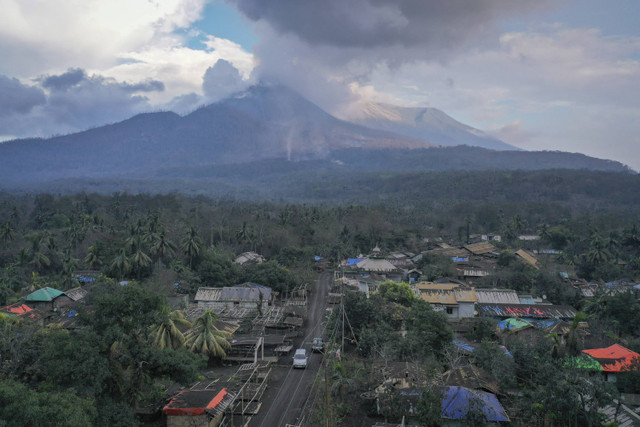 Foto udara kondisi Pasar Boru dengan latar belakang erupsi Gunung Lewotobi Laki-laki di Desa Boru, Wulanggitang, Kabupaten Flores Timur, NTT, Minggu (17/11/2024). Foto: Aditya Pradana Putra/ANTARA FOTO