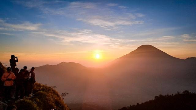 Rekomendasi tempat honeymoon di Dieng. Foto: Bukit Sikunir. Sumber: Unsplash/Ake Widyastomo