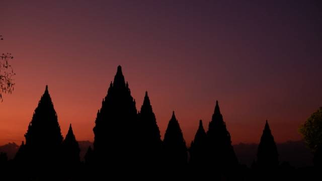 Tempat honeymoon menarik di Indonesia. Foto: Candi Prambanan. Sumber: Unsplash/Gilbertus Adin