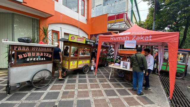 Sajian-sajian dibagikan secara cuma-cuma di halaman kantor Rumah Zakat Bandung Jl. Turangga No. 33.