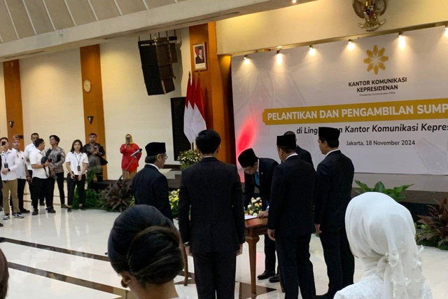 Kepala Kantor Komunikasi Kepresidenan (PCO) Hasan Nasbi melantik dan mengambil sumpah jabatan di lingkungan Kantor Komunikasi Kepresidenan di Gedung Krida Bhakti Sekretariat Negara, Jakarta, Senin (18/11/2024). Foto: Luthfi Humam/kumparan