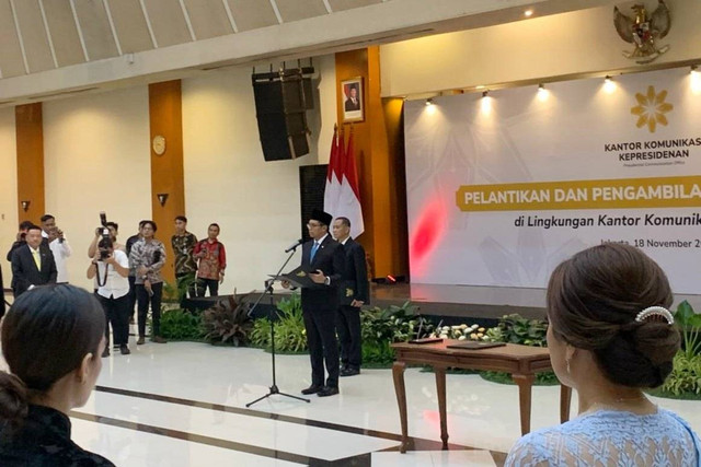 Kepala Kantor Komunikasi Kepresidenan (PCO) Hasan Nasbi melantik dan mengambil sumpah jabatan di lingkungan Kantor Komunikasi Kepresidenan di Gedung Krida Bhakti Sekretariat Negara, Jakarta, Senin (18/11/2024). Foto: Luthfi Humam/kumparan