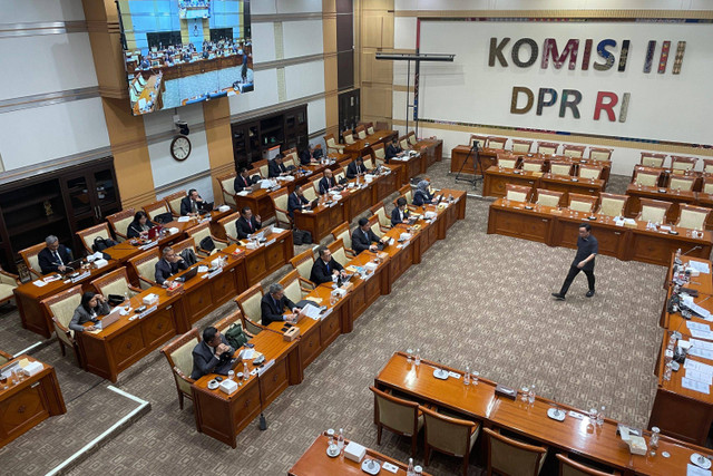 Para calon pimpinan (Capim) dan calon Dewas (Cadewas) KPK melakukan pembuatan makalah jelang sesi pendalaman pada fit and proper test di Komisi III DPR RI, Senin (18/11/2024). Foto: Fadhil Pramudya/kumparan