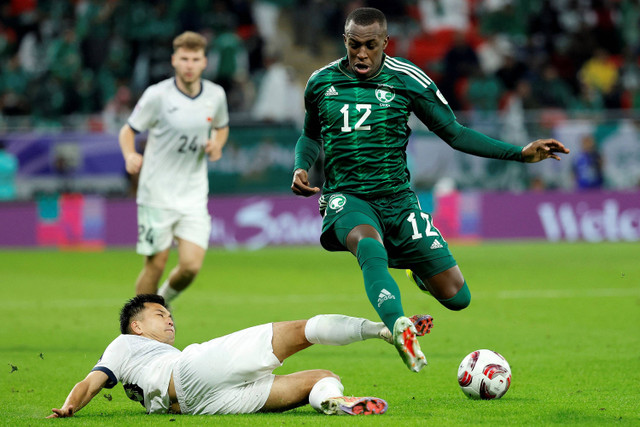 Pemain Timnas Arab Saudi Saud Abdulhamid berusaha melewati pemain Timnas Kirgistan Gulzhigit Alykulov pada pertandingan Grup F Piala Asia 2024 di Stadion Ahmad Bin Ali, Al-Rayyan, Qatar pada 21 Januari 2024. Foto: Karim Jaafar / AFP