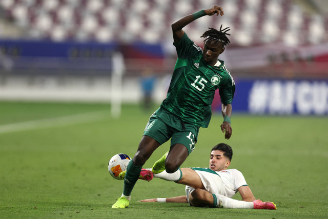 Pemain Timnas Arab Saudi Marwan al-Sahafi berusaha melewati pemain Timnas Kirgistan Ahmed Maknazi pada pertandingan Grup F Piala Asia 2024 di Stadion Ahmad Bin Ali, Al-Rayyan, Qatar pada 21 Januari 2024. Foto: Karim Jaafar / AFP