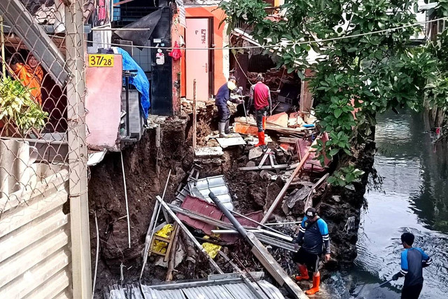 Bangunan terdampak ambruknya tembok pembatas Sungai Citepus, Kelurahan Arjuna, Kecamatan Cicendo, Bandung, Senin (18/11/2024). Foto: Robby Bouceu/kumparan