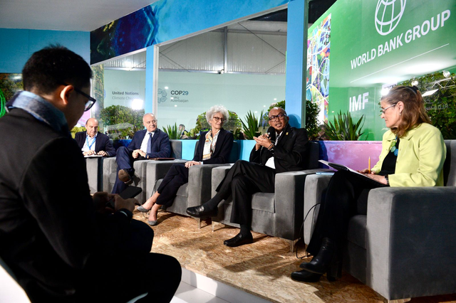 Direktur Transmisi dan Perencanaan Sistem PLN, Evy Haryadi (kedua dari kanan) pada diskusi panel di World Bank Pavillion COP29, Baku, Azerbaijan, Jumat (15/11/2024). Foto: Dok. PLN