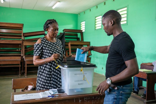 Petugas pemilu mulai menghitung surat suara referendum di tempat pemungutan suara di Libreville, Gabon, Sabtu (16/11/2024). Foto: NAO MUKADI / AFP