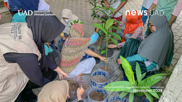 Budidaya Toga oleh Mahasiswa KKN Universitas Ahmad Dahlan (UAD) bersama Warga Bangunjiwo (Dok. KKN Alternatif)