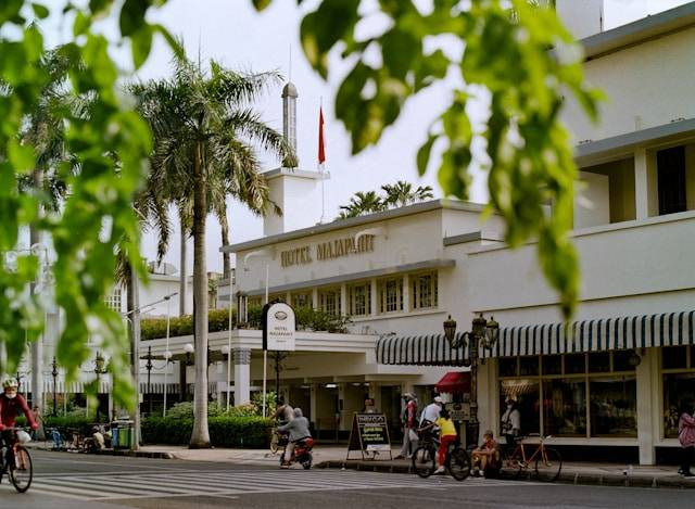 Aktivitas di Jalan Tunjungan Surabaya. Foto Jalan Tunjungan Surabaya. Sumber: unsplash.com/alman Rameli