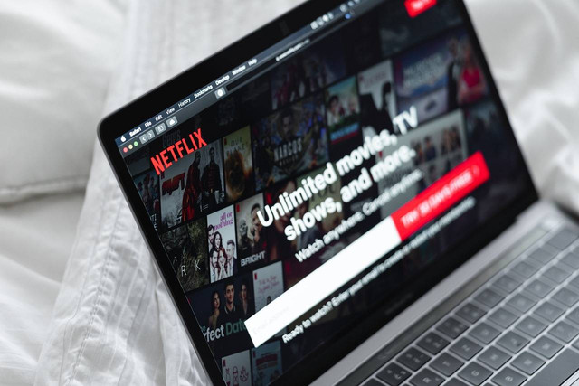 Ilustrasi cara nonton Netflix di laptop. Sumber: Pixabay/yousafbhutta