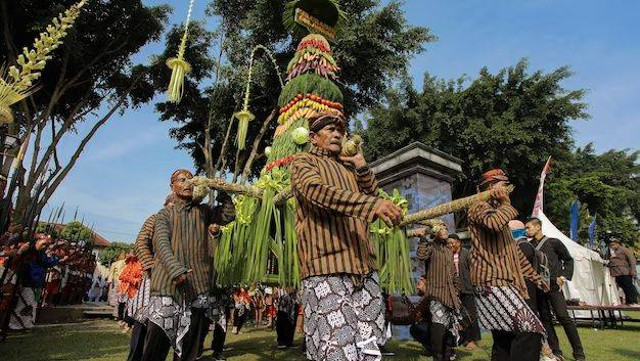 Sumber : https://www.freepik.com/premium-photo/tumpeng-traditional-indonesian-java-event_11879141.htm#fromView=search&page=1&position=36&uuid=025df7b9-a13a-4255-a74b-c06488c52422