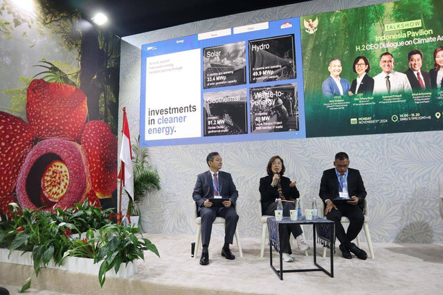 Direktur Astra Gita Tiffani Boer (tengah) saat menjadi narasumber dalam sesi talkshow di Paviliun Indonesia COP29 dengan topik Climate Actions. Foto: Dok. Astra