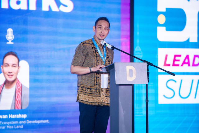 Keterangan Foto: Irawan Harahap (CEO Digital Tech Ecosystem & Development Sinar Mas Land) memberikan kata sambutan dalam acara DNA Leadership Summit bertajuk “Network with Influential Leaders & Learn Their Winning Tactics”, pada 14-15 November 2024 di Marketing Office BSD City, Kabupaten Tangerang.