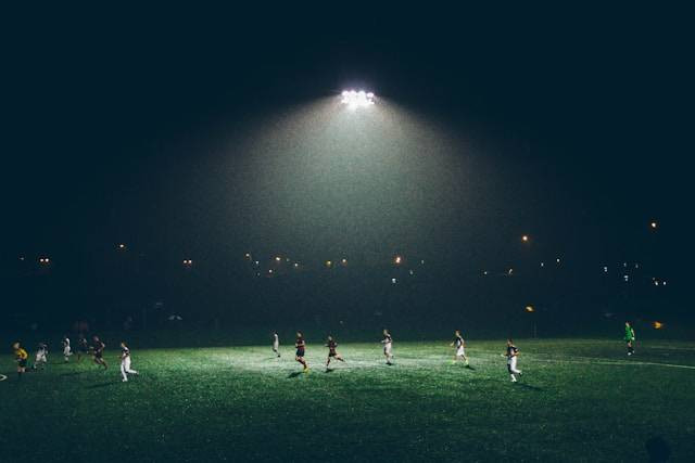 Lokasi nobar Timnas Indonesia vs Arab Saudi di Jogja. Foto hanyalah ilustrasi, bukan tempat yang sebenarnya. Sumber: Unsplash/Abigail Keenan