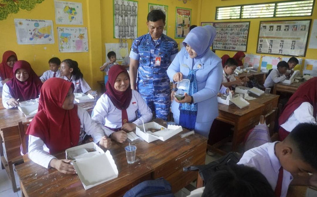 Lanud Haluoleo Kendari saat memberikan makan bergizi gratis ke siswa SD.