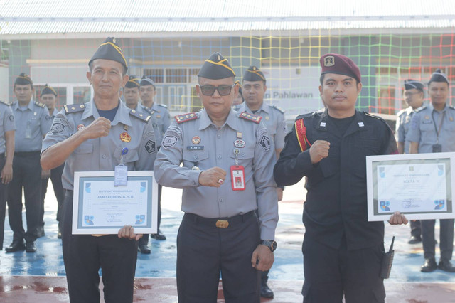 Dua Petugas Lapas Takalar Terima Penghargaan Pegawai Teladan