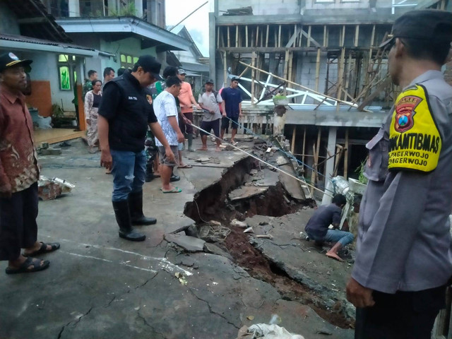 Polsek Pagerwojo Menuju Lokasi Bencana Tanah Longsor Usai Mendapatkan Laporan