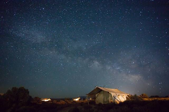 Glamping Umbul Sidomukti. Foto hanya ilustrasi, bukan tempat sebenarnya. Sumber: Unsplash/Wei Pan