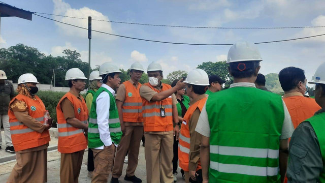 Menteri Lingkungan Hidup, Hanif Faisol Nurofiq, saat mengunjungi TPA Piyungan, Bantul, pada Senin (18/11). Foto: Resti Damayanti/Pandangan Jogja