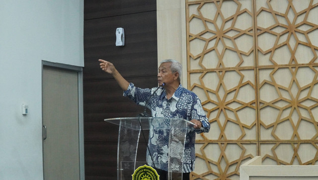 Busyro Muqoddas, Ketua Pimpinan Pusat Muhammadiyah Bidang Hukum dan Hak Asasi Manusia menyampaikan pembukaannya saat menjadi keynote speaker pada acara Seminar Nasional di Universitas Muhammadiyah Yogyakarta (13/11).