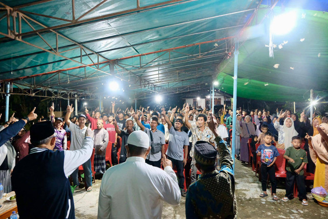 Calon Gubernur Kalbar nomor urut 1, Sutarmidji saat silaturahmi dengan masyarakat sejumlah desa di Kecamatan Subah. Foto: Tim Media Midji-Didi