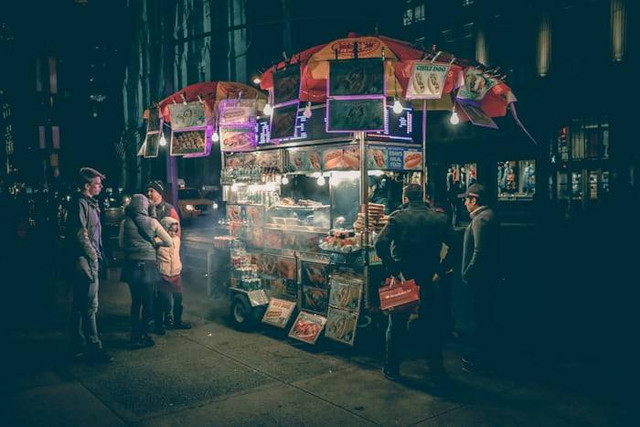 Lengkong Culinary Night. Foto hanyalah ilustrasi bukan tempat sebenarnya. Sumber: Unsplash/Roman Arkhipov