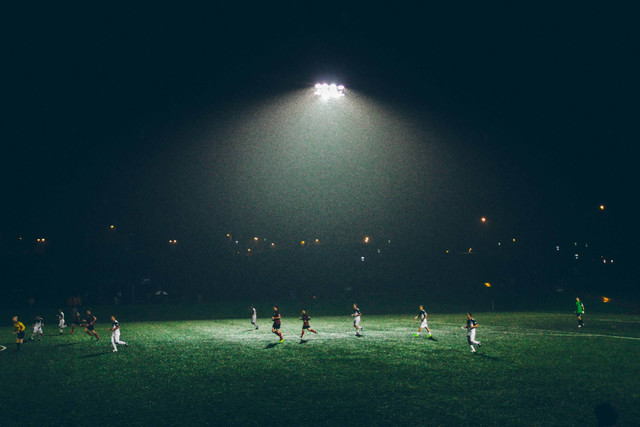 4 Lokasi Nobar Timnas Indonesia vs Arab Saudi di Malang. Foto hanya ilustrasi, bukan tempat sebenarnya. Foto: dok. Unsplash/Abigail Keenan