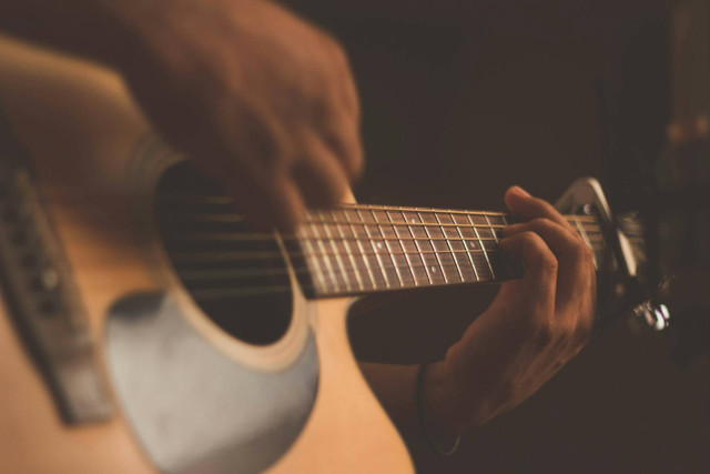 Toko Gitar di Malang, Foto Hanya Ilustrasi, Bukan Tempat Sebenarnya. Sumber Unsplash Jefferson Santos