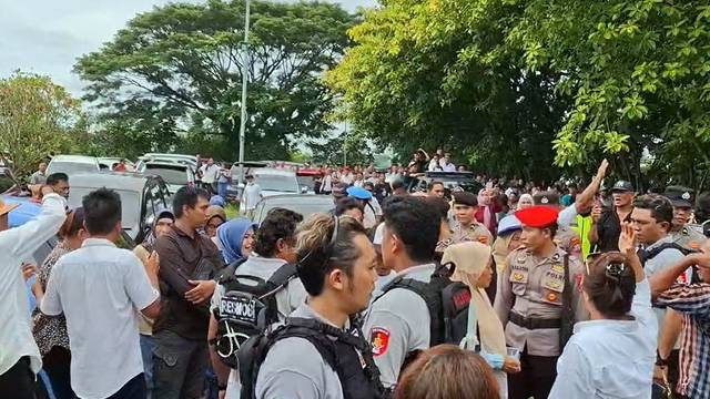 Polisi berjaga ketat usai keributan dan saling serang pendukung paslon di debat Pilkada Boltim.