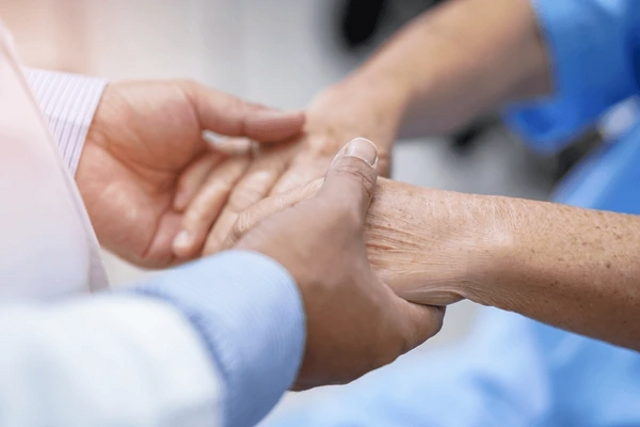 Sumber: https://www.shutterstock.com/image-photo/doctor-holding-hands-asian-senior-elderly-1636089535 