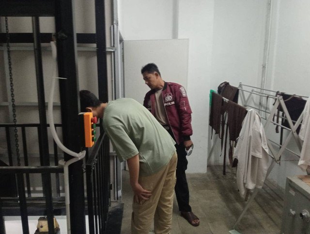 TKP lift barang di minimarket yang berada di Jalan Teuku Umar, Kedaton, Bandar Lampung. | Foto: istimewa