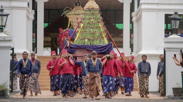 Kirab atau arak-arakan Garebeg Maulid Keraton Ngayogyakarta pada tahun 2023. (Foto: Humas Pemda DIY).