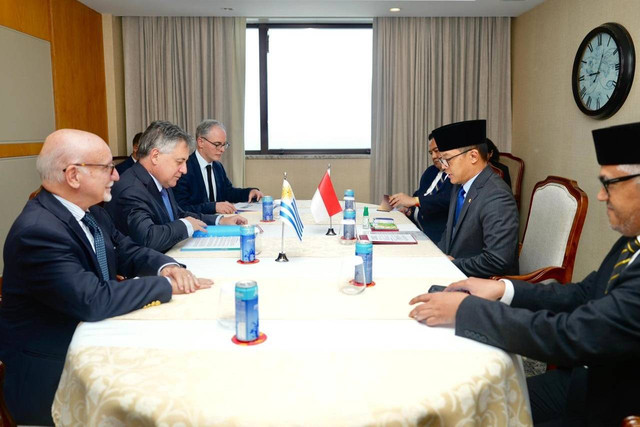 Pertemuan bilateral antara Menlu RI Sugiono dan Menlu Uruguay di Brasil pada Minggu (17/11/2024). Foto: Kemlu RI