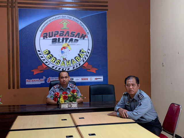 Rupbasan Blitar Mengikuti Upacara Pelantikan dan Serah Terima Jabatan Pimpinan Tinggi Pratama di lingkungan Kementerian Hukum Secara VirtualBlitar - Senin, 18 November 2024 Rupbasan Blitar Kementerian Hukum dan HAM Jawa Timur mengikuti Upacara Pelantikan dan Serah Terima Jabatan Pimpinan Tinggi Pratama di lingkungan Kementerian Hukum secara virtual yang diikuti oleh seluruh unit kerja Kanwil Kemenkumham yang tersebar di seluruh Indonesia.Pelantikan dilakukan secara terpusat di Graha Pengayoman Gedung Sekretariat Jenderal.Kegiatan ini dipimpin langsung oleh Menteri Hukum Republik Indonesia, Supratman Andi Agtas. Pelaksanaan kegiatan dibuka dengan menyanyikan Lagu Kebangsaan Indonesia Raya dan menyanyikan Mars Kementerian Hukum dan HAM, dilanjutkan dengan Pembacaan Keputusan Presiden RI dan Pengambilan Sumpah Jabatan oleh Menteri Hukum kepada Pejabat yang dilantik.2 Pimpinan Tinggi yang dilantik diantaranya berasal dari Kanwil Kemenkumham Jawa Timur, yaitu Bapak Dulyono Kepala Divisi Pelayanan Hukum dan HAM Kanwil Kemenkumham Jatim, sebagai Direktur Tata Negara Kementerian Hukum RI. dan Bapak Saefur Rochim, Kepala Divisi Administrasi Kanwil Kemenkumham Jatim, sebagai Kepala Pusat Layananan Literasi Hukum dan Pembinaan Jaringan Dokumentasi dan Informasi Hukum Nasional Kementerian Hukum RI.(Humas Rupbasan Blitar Kanwil Kemenkumham Jawa Timur)#kemenkumhamjatim#KemenkumhamRI#humaskemenkumhamjatim#HumasRupbasanBlitar#pemeliharaanbarangbukti#heniyuwono#KumhamSemakinPASTI#melayanisepenuhhati#rupbasanblitarbersahabat@ditjenpas @kumhamjatim@heniyuwono@hardi_bayu