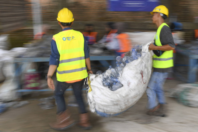 Pekerja membawa karung berisi botol plastik yang akan didaur ulang di kawasan Palaran, Samarinda, Kalimantan Timur, Senin (18/11/2024). Foto: M Risyal Hidayat/ANTARA FOTO