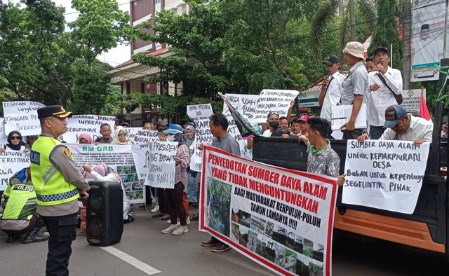 Aksi demo yang dilakukan warga Belida Darat, Muara Enim. (ist)