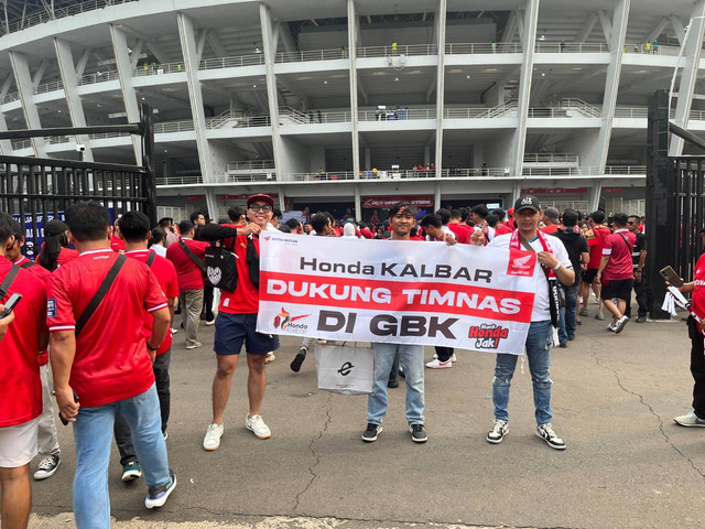 Konsumen Asmo Kalbar nonton laga Timnas Indonesia vs Jepang. Foto: Dok. Asmo Kalbar