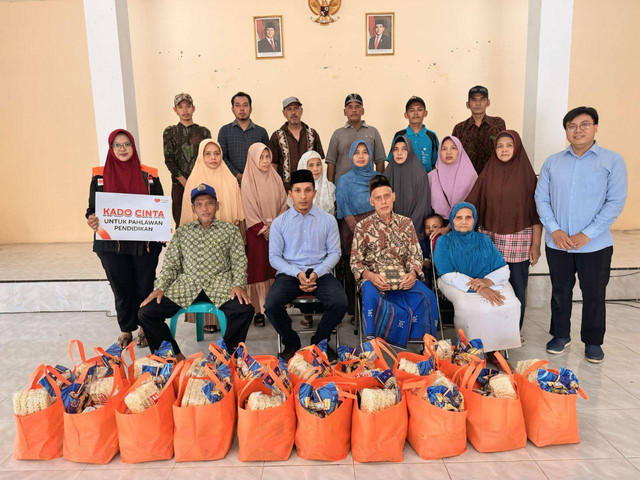 Rumah Zakat Menyalurkan Kado Cinta Pahlawan untuk Pendidikan