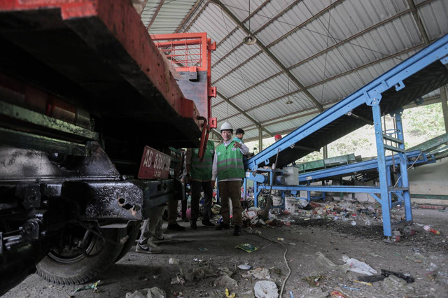 Menteri Lingkungan Hidup, Hanif Faisol Nurofiq, saat mendatangi TPA di DIY, Senin (18/11). Foto: Dok. Pemda DIY