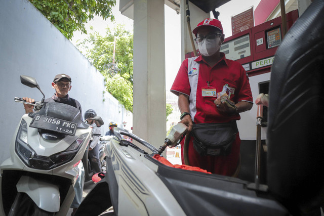 Petugas mengisi bahan bakar minyak (BBM) jenis Pertalite untuk kendaraan roda dua pada salah satu SPBU di Jakarta, Senin (18/11/2024). Foto: Iqbal Firdaus/kumparan