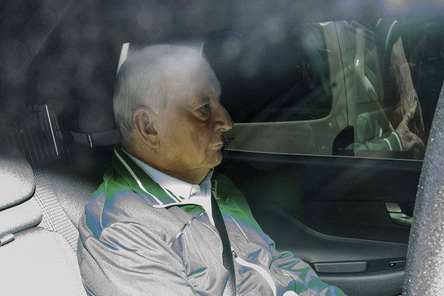 Alan Jones terlihat di belakang mobil polisi yang tidak bertanda saat ia dipindahkan ke Kantor Polisi Day St, di Sydney, Australia, Senin (18/11/2024). Foto: AAP Image / Bianca De Marchi via REUTERS