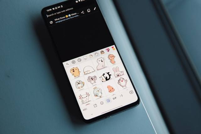 Ilustrasi cara menghapus stiker WA. Sumber: Unsplash/emojisprout