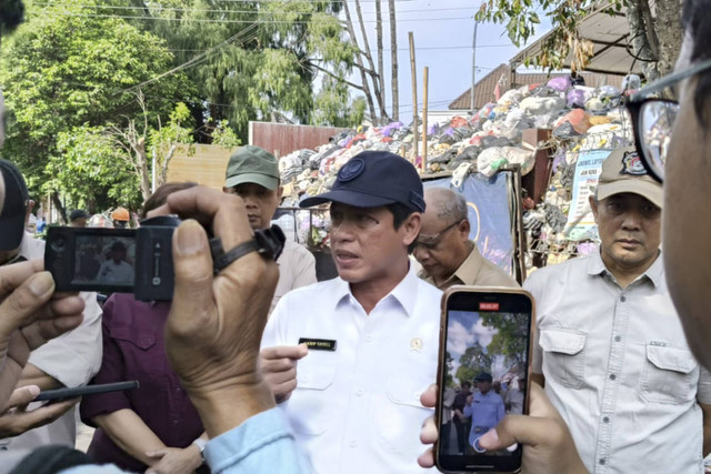 Menteri Lingkungan Hidup/Kepala Badan Pengendalian Lingkungan Hidup (BPLH), Hanif Faisol Nurofiq, melihat tumpukan sampah di Tempat Pembuangan Sementara (TPS) di Mandala Krida, Kota Yogyakarta, Senin (18/10/2024). Foto: Dok. Kementerian Lingkungan Hidup 