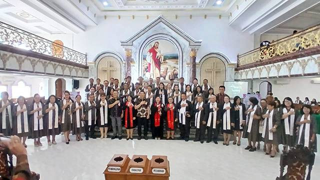 Kapolda Sulawesi Utara, bersama dengan pelayan khusus di Gereja GMIM Syalom Karombasan, Kota Manado.